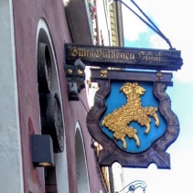Restaurant sign that I think translates to "The Golden Sheep"